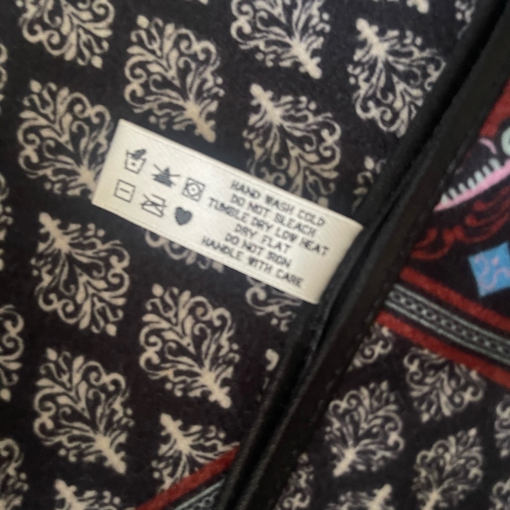 Elegant Black and Red Patterned Poncho - Picture 9 of 13